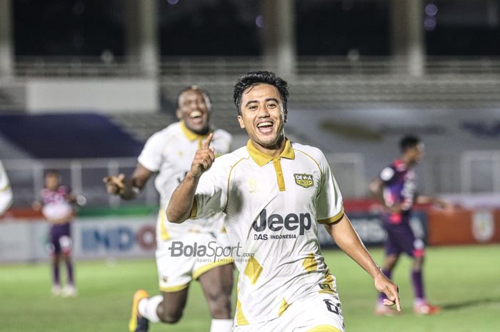 Selebrasi gelandang Dewa United, Gufroni Al Maruf, seusai mencetak satu gol ke gawang RANS Cilegon FC dalam laga pekan keenam Liga 2 2021 di Stadion Madya, Senayan, Jakarta, 2 November 2021.