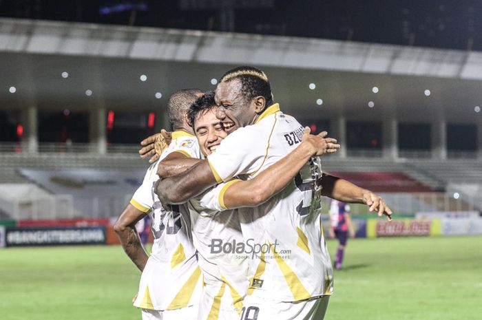 Herman Dzumafo (kanan) memeluk Gufroni Al Maruf (tengah) yang mampu mencetak satu gol untuk Dewa United dalam laga pekan keenam Liga 2 2021 di Stadion Madya, Senayan, Jakarta, 2 November 2021.