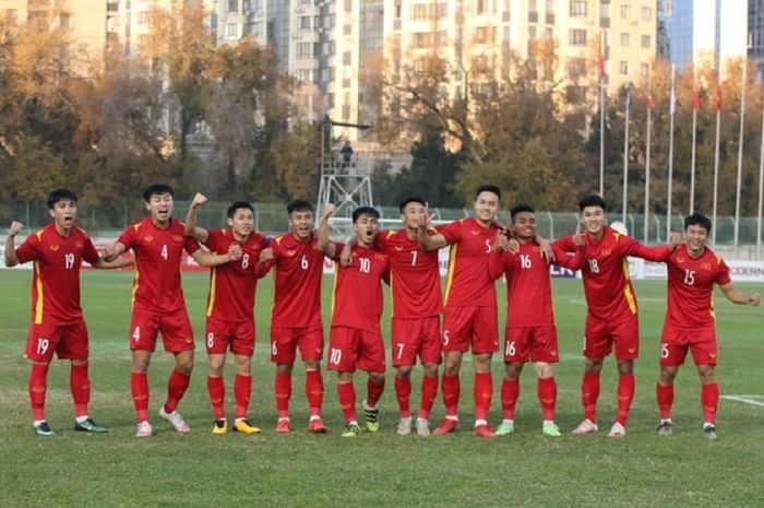 Para pemain Timnas U-23 Vietnam bersukacita setelah lolos ke putaran final Piala Asia U-23 2022.