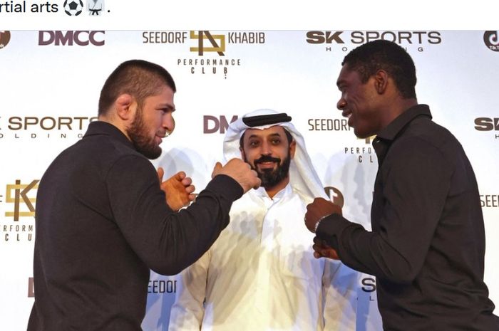 Mantan juara MMA, Khabib Nurmagomedov (kiri), dan mantan bintang sepak bola, Clarence Seedorf (kanan),  ketika mengumumkan pembangunan akademi sepak bola Seedorf Khabib Perfomance Club yang berbasis di Dubai, Abu Dhabi, Uni Emirat Arab, pada 1 November 2021.