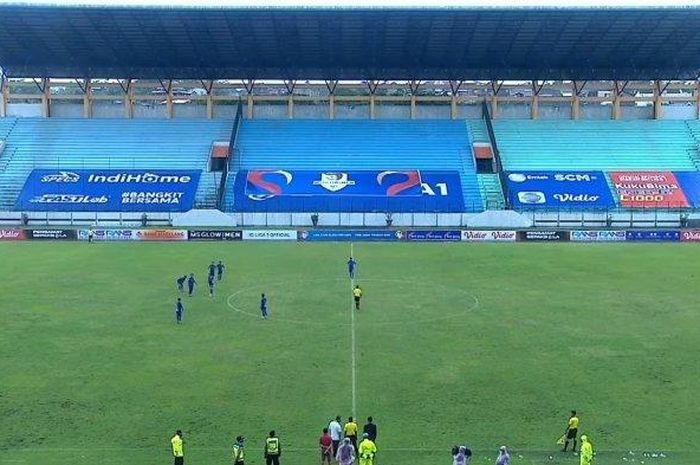 Tangkapan layar live streaming PPSM Sakti Magelang menarik pemainnya dari lapangan pada pertandingan kontra Persak Kebumen di Stadion Moch Soebroto, Senin (1/11), aksi protes atas kepemimpinan wasit di pertandingan ini.