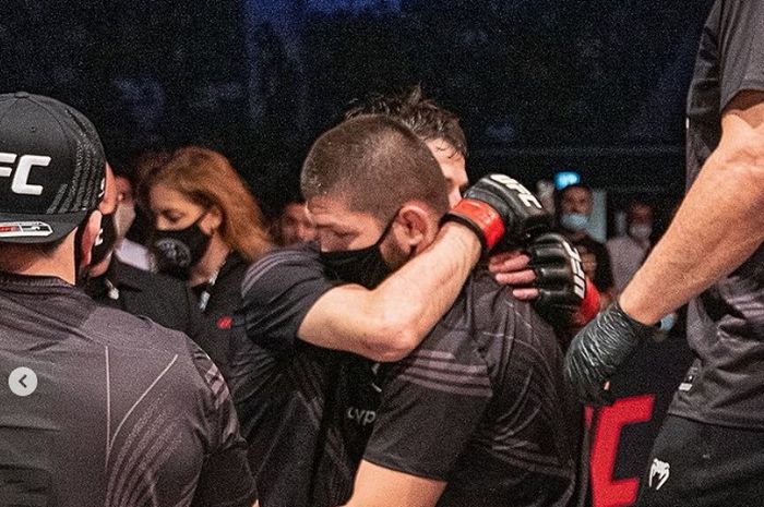 Pelukan hangat Khabib Nurmagomedov kepada rekan seperguruannya, Tagir Ulanbekov usai menang pada UFC 267 (30/10/2021).