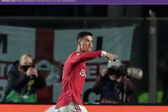 Striker Manchester United, Cristiano Ronaldo, merayakan gol dalam laga Grup F Liga Champions kontra Atalanta di Stadio di Bergamo, Selasa (2/11/2021).
