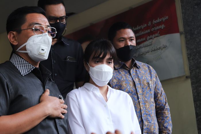 Shandy Aulia saat ditemui usai pemeriksaan di luar gedung Ditreskrimum, Polda Metro Jaya, Kamis (4/11/2021).