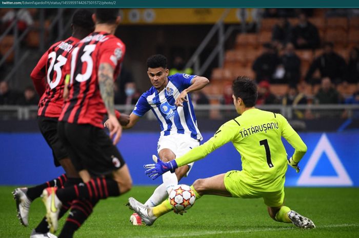 Momen Luis Diaz menaklukkan Ciprian Tatarusanu yang membawa FC Porto unggul 1-0 atas AC Milan pada babak pertama laga pekan keempat Grup B Liga Champions 2021-2022.