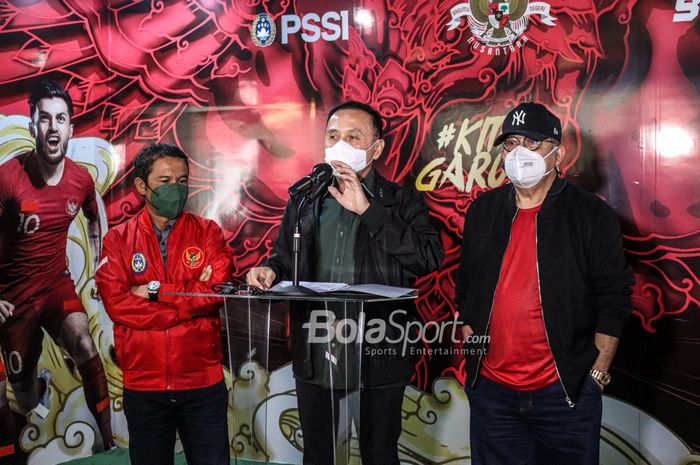 Ketua Umum PSSI, Mochamad Iriawan (tengah), sedang memberikan keterangan kepada awak media dan ditemani oleh jajarannya Yunus Nusi (kiri) dan Erwin Tobing (kanan) di Kantor PSSI, Senayan, Jakarta, 6 November 2021.