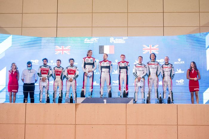 Pembalap Indonesia, Sean Gelael, dan tim JOTA (kanan) menjadi runner-up kelas LMP2 FIA World Endurance Championship (WEC) 2021 setelah hanya bisa finis ketiga pada balapan Seri pamungkas WEC, 8 Hours of Bahrain, yang digelar Sabtu (6/11/2021).
