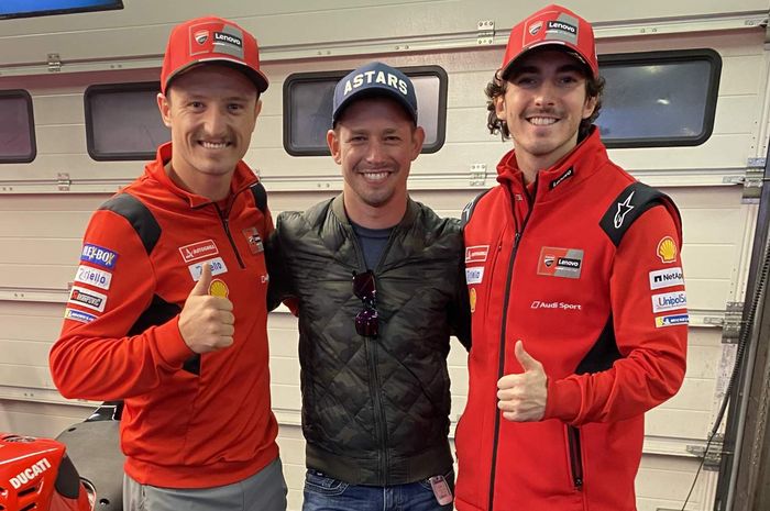 Casey Stoner (tengah) bersama dua pembalap Ducati, Jack Miller (kiri) dan Francesco Bagnaia.