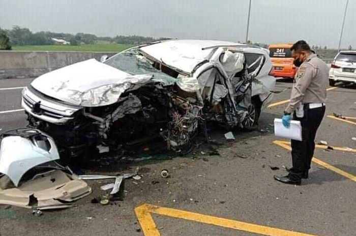 Main Ponsel Sambil Nyetir Mobil Nggak Hanya Bahaya, Tapi Juga Bisa Kena