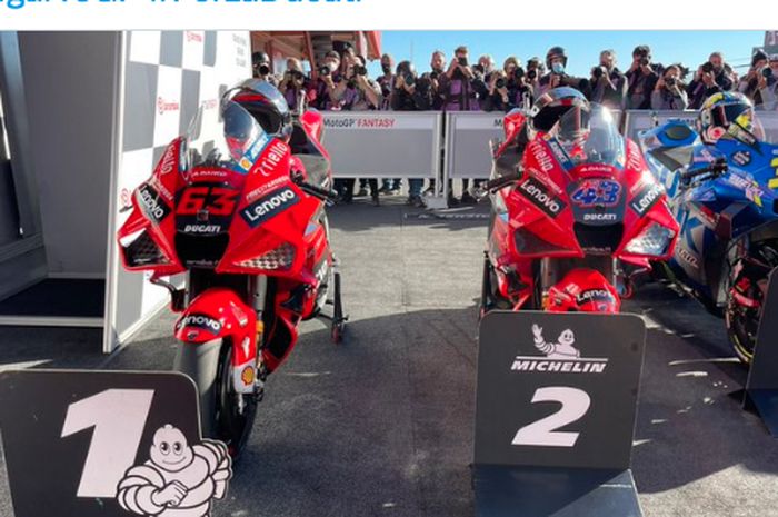 Dua motor balap milik pembalap Ducati Lenovo Team, Francesco Bagnaia (kiri) dan Jack Miller (kanan),  menguasai sesi kualifikasi MotoGP Algarve 2021 yang digelar di Sirkuit Portimao, Portugal, Sabtu (6/11/2021).