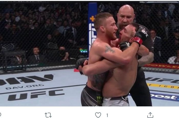Akhir pertempuran yang seru antara Justin Gaethje dengan Michael Chandler di UFC 268, Minggu (7/11/2021) WIB di Madison Square Garden, New York.