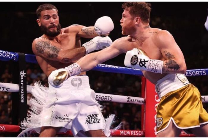 Canelo Alvarez saat mengalahkan Caleb Plant untuk menjadi juara dunia tinju kelas menengah super secara sempurna, Minggu (7/11/2021) di MGM Grand Arena, Nevada.