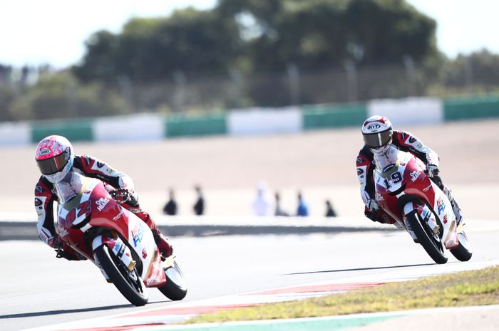 Aksi dua pembalap Honda Team Asia, Yuki Kunii dan Andi Farid Izdihar, pada balapan Moto3 Algarve di Sirkuit Algarve, Portimao, Portugal, 7 November 2021.