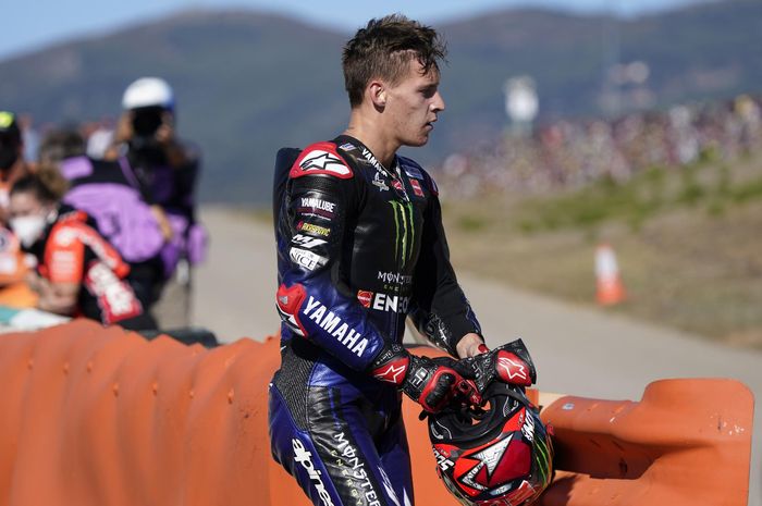 Fabio Quartararo saat bangkit usai crash di MotoGP Algarve 2021.