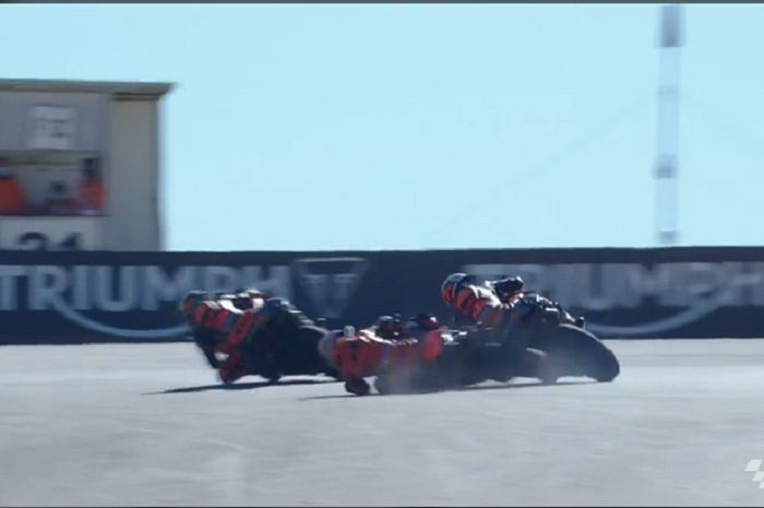 Kecelakaan horor yang melibatkan dua pembalap KTM, Iker Lecuona dan Miguel Oliveira pada MotoGP Algarve 2021 (7/11/2021).