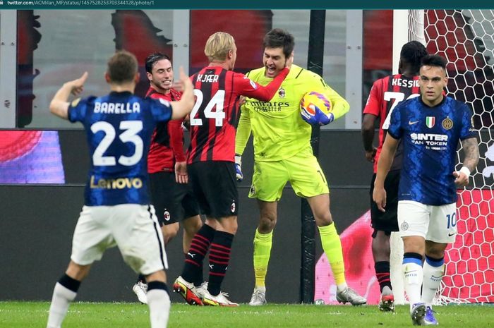 Momen kiper AC Milan, Ciprian Tatarusanu menggagalkan eksekusi penalti penyerang Inter Milan, Lautaro Martinez.