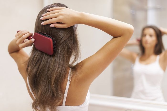 17+ Arti Mimpi Menyisir Rambut Rontok