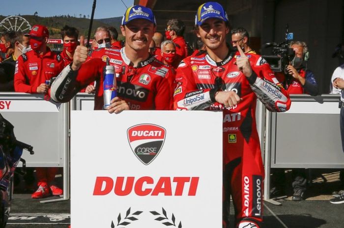 Jack Miller dan Francesco Bagnaia merayakan keberhasilan Ducati menjadi juara dunia konstruktor MotoGP 2021.