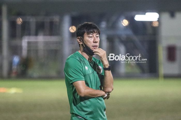 Pelatih timnas Indonesia, Shin Tae-yong, sedang mengamati para pemainnya di Lapangan B, Senayan, Jakarta, 9 November 2021.