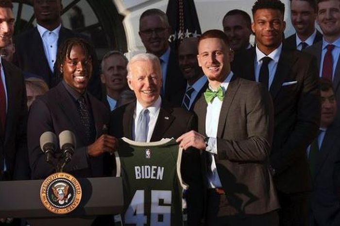 Presiden AS Joe Biden menerima jersey atas namanya sendiri dari juara NBA 2020-2021, Milwaukee Bucks, saat menerima kunjungan tim tersebut di Gedung Putih, Washington, DC, AS, Senin (8/11/2021) waktu setempat.