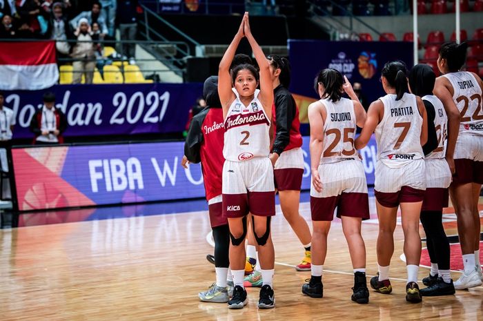 Point guard timnas basket putri Indonesia, Agustin Gradita Retong, menunjukkan gestur terima kasih kepada suporter seusai menjalani pertandingan melawan  Yordania dalam lanjutan penyisihan Grup B Piala FIBA Asia Putri 2021 Divisi B di Amman, Yordania, Senin (8/11/2021) waktu setempat. 