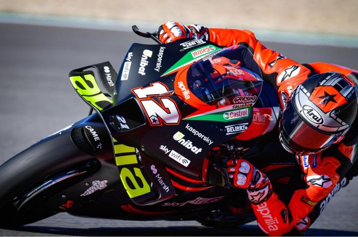Pembalap Aprilia, Maverick Vinales, saat mengaspal pada MotoGP Algarve 2021 di Sirkuit Algarve, Portimao, Portugal, Minggu (7/11/2021).