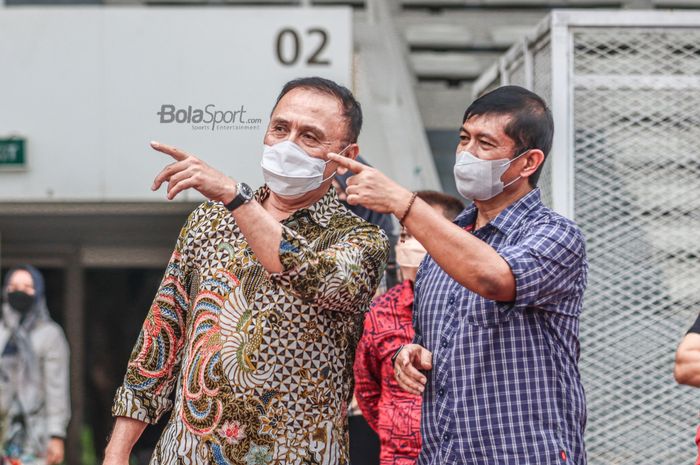 Ketua Umum PSSI, Mochamad Iriawan (tengah) dan Direktur Teknik PSSI, Indra Sjafri (kiri), sedang memantau latihan timnas Indonesia di Stadion Madya, Senayan, Jakarta, 10 November 2021.