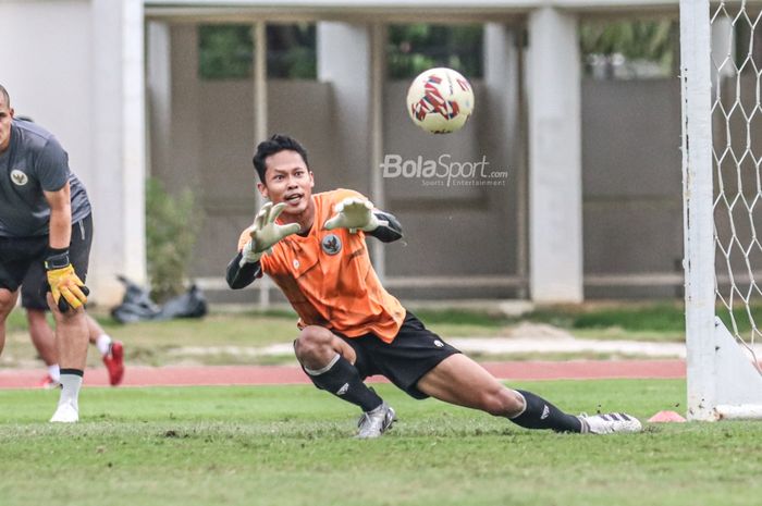 Kiper Tira Persikabo, Syahrul Trisna Fadillah, sedang menangkap bola dalam pemusatan latihan timnas Indonesia di Stadion Madya, Senayan, Jakarta, 10 November 2021.