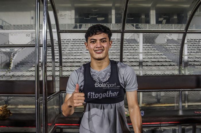 Bek PSIS Semarang, Alfeandra Dewangga, sedang berpose foto seusai mengikuti latihan timnas Indonesia di Stadion Madya, Senayan, Jakarta, 10 November 2021.