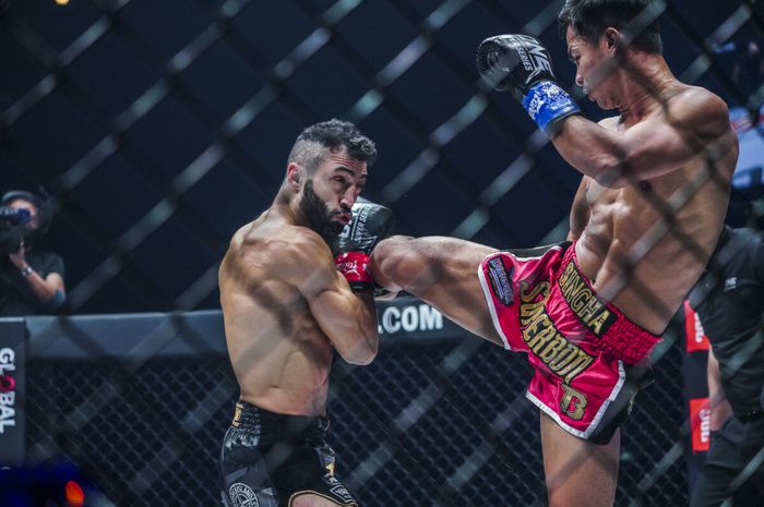 Laga Giorgio Petrosyan melawan Superbon Banchamek di ONE Championship: First Strike pada 15 Oktober 2021.