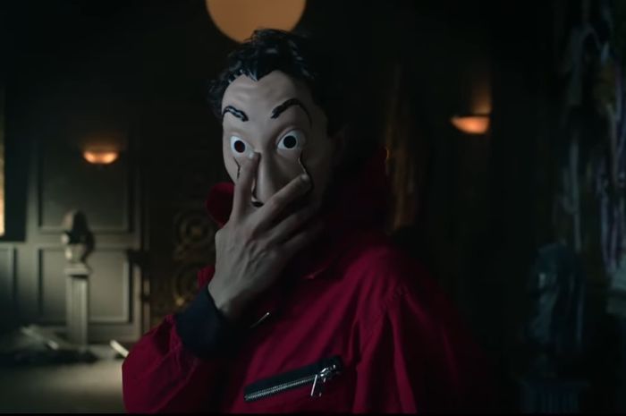 Cuplikan iklan bir Estrella Galicia 0,0 yang menampilkan Marc Marquez. Tampak Marc Marquez mengenakan topeng dalam video bertema serial televisi La Casa de Papel alias Money Heist.