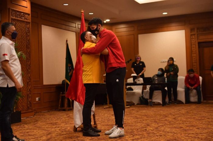Elkan Baggott berpelukan dengan Ketua Umum PSSI Mochamad Iriawan dalam acara pelepasan Timnas Indonesia ke Turki untuk persiapan Piala AFF 2020.