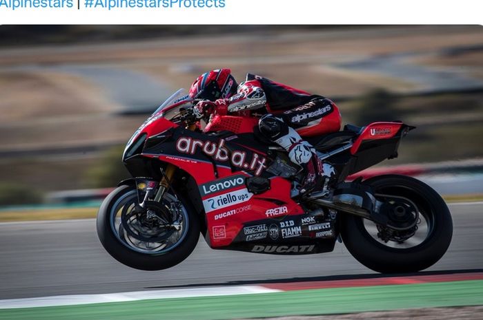 Aksi pembalap Aruba.it Ducati, Michael Rinaldi, pada lomba WorldSBK 2021. Motor Panigale V4R milik Rinaldi menjadi korban tangan jahil menjelang bergulirnya seri Indonesia di Sirkuit Mandalika.