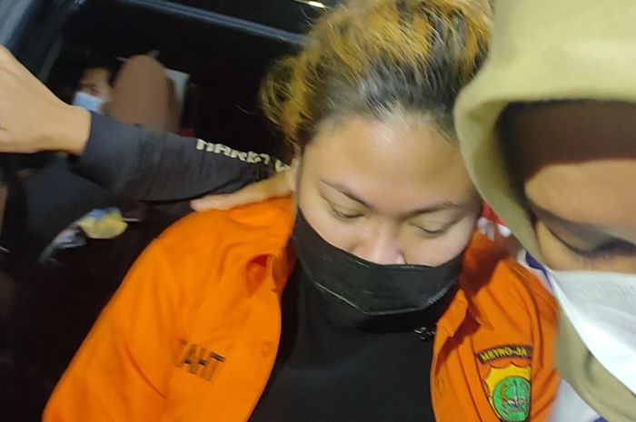 Anak Nia Daniaty, Olivia Nathania, resmi di tahan di Rumah Tahanan Polda Metro Jaya setelah menjalani pemeriksaaan sebagai tersangka kasus dugaan penipuan rekrutmen CPNS.