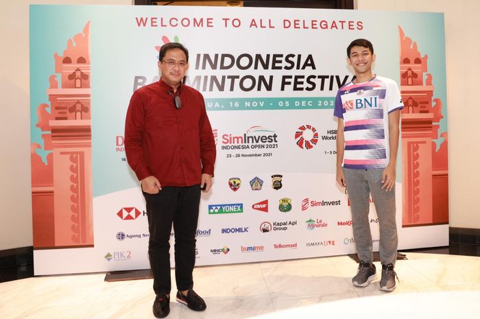 Ketua Umum PP PBSI Agung Firman Sampurna (kiri) dan ganda putra Indonesia, Fajar ALfian dalam konferensi pers jelang Indonesia Masters 2021 di Bali, Kamis (11/11/2021).