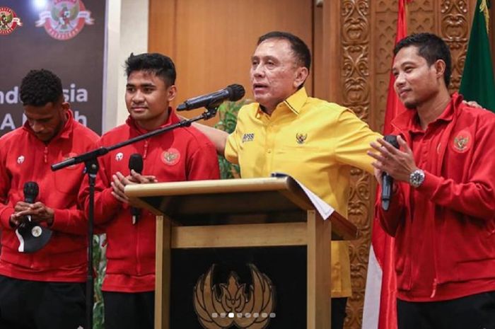 Ketua Umum PSSI Mochamad Iriawan bersama beberapa pemain Timnas Indonesia dalam acara pelepasan ke Turki untuk pemusatan latihan dan uji coba menjelang Piala AFF 2020, Kamis (11/11/2021), di Jakarta.