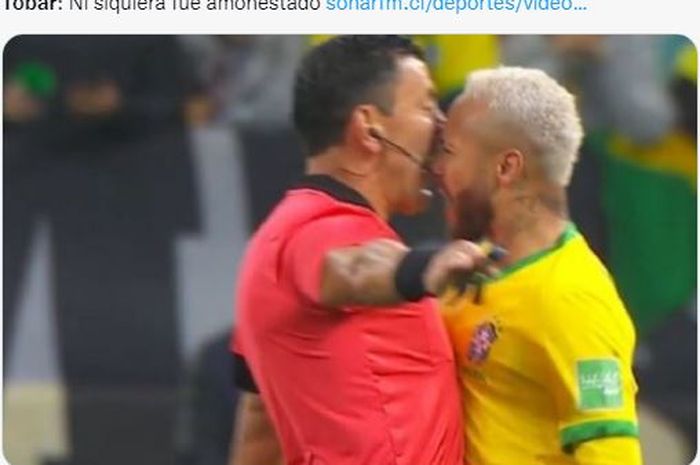 Bintang Brasil, Neymar, beradu kepala dengan wasit Roberto Tobar.