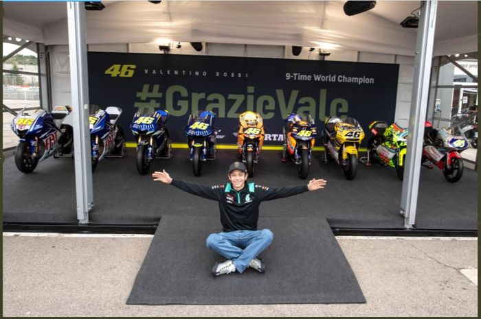 Valentino Rossi berfoto bersama sembilan motor balap yang berhasil membawanya menjadi juara dunia menjelang balapan terakhirnya pada MotoGP pada Kamis (11/11/2021).