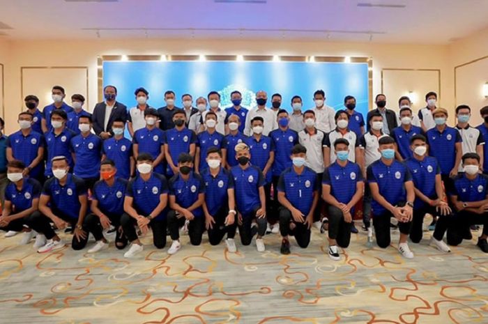 Timnas Kamboja berpose bahagia setelah lolos ke Kualifikasi Piala Asia 2023.
