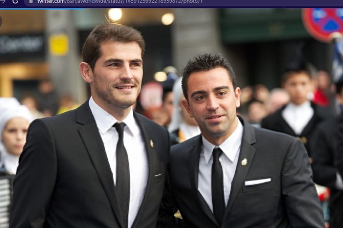 Kiper legendaris Real Madrid, Iker Casillas (kiri) dan pelatih Barcelona, Xavi Hernandez.