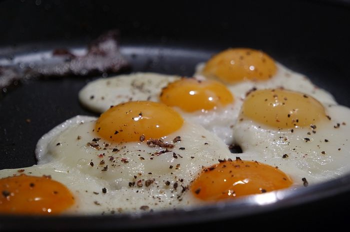 Ada trik yang bisa kita lakukan untuk membuat telur ceplok yang tidak lengket di wajan. 