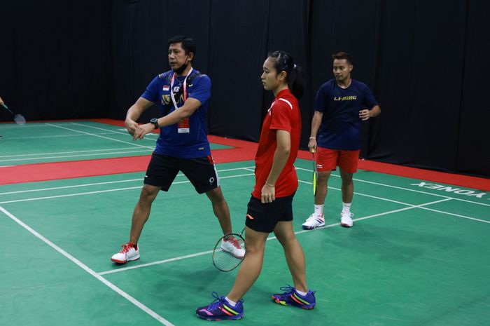 Pelatih ganda campuran Indonesia, Nova Widianto, saat memberikan arahan kepada para pemain jelang turnamen Indonesia Badminton Festival yang akan digelar di Bali International Convention Centre &amp; Westin Resort, Nusa Dua, Bali 