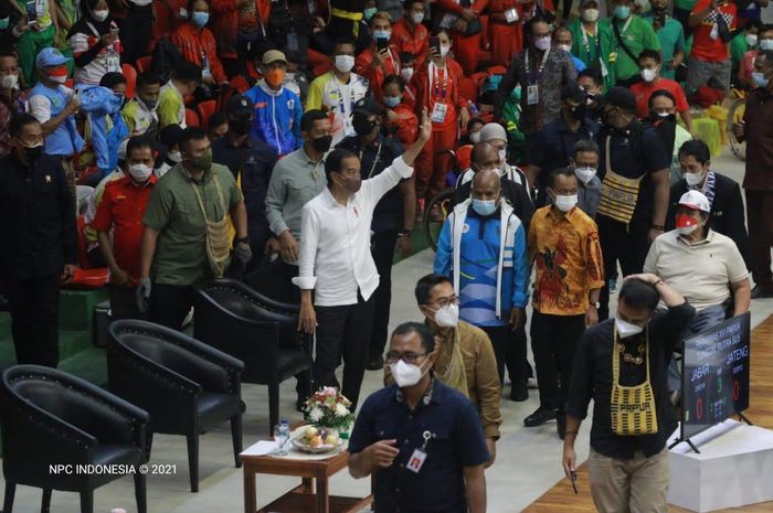 Presiden Jokowi hadir dalam pembukaan Peparnas di Papua.