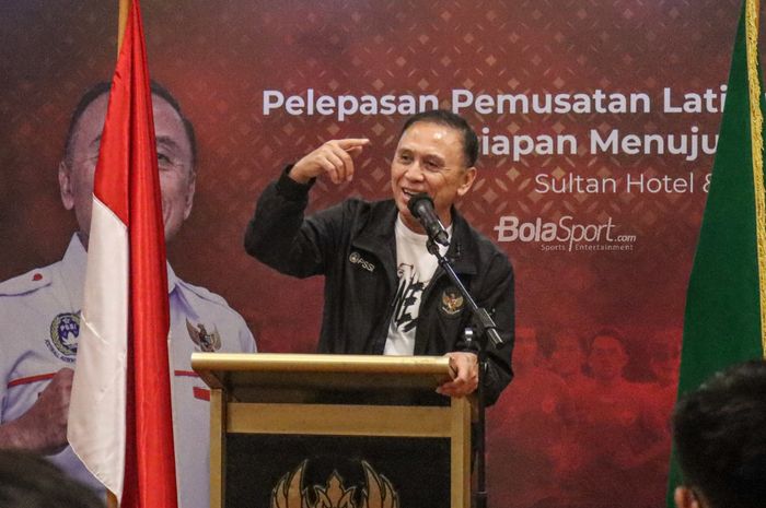 Ketua Umum PSSI, Mochamad Iriawan, sedang memberikan sambutan dalam acara pelepasan timnas U-18 Indonesia ke Turki di Hotel Sultan, Senayan, Jakarta, 15 November 2021.