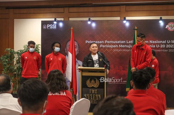 Ketua Umum PSSI, Mochamad Iriawan (tengah), sedang berkomunikasi dengan sejumlah pemain timnas U-18 Indonesia di Hotel Sultan, Senayan, Jakarta, 15 November 2021.