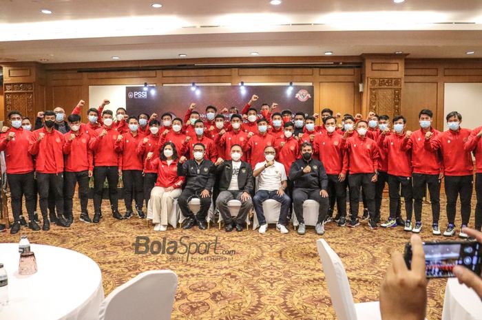 Ketua Umum PSSI, Mochamad Iriawan, beserta jajaran sedang bersua foto dalam acara pelepasan timnas U-18 Indonesia ke Turki di Hotel Sultan, Senayan, Jakarta, 15 November 2021.
