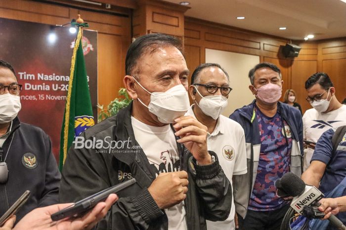 Ketua Umum PSSI, Mochamad Iriawan, sedang memberikan keterangan kepada awak media di Hotel Sultan, Senayan, Jakarta, 15 November 2021.