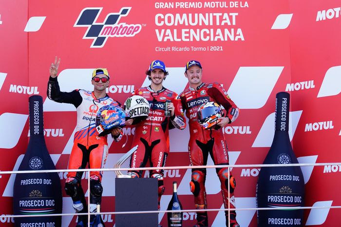 Dari kiri ke kanan, Jorge Martin (Pramac Racing), Francesco Bagnaia, dan Jack Miller (Ducati) di podium GP Valencia di Sirkuit Ricardo Tormo, Minggu (14/11/2021).