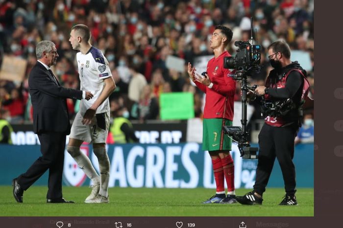 Cristiano Ronaldo (kanan) tampak frustrasi kepada Fernand Santos usai laga Portugal vs Serbia di kualifikasi Piala Dunia 2022.
