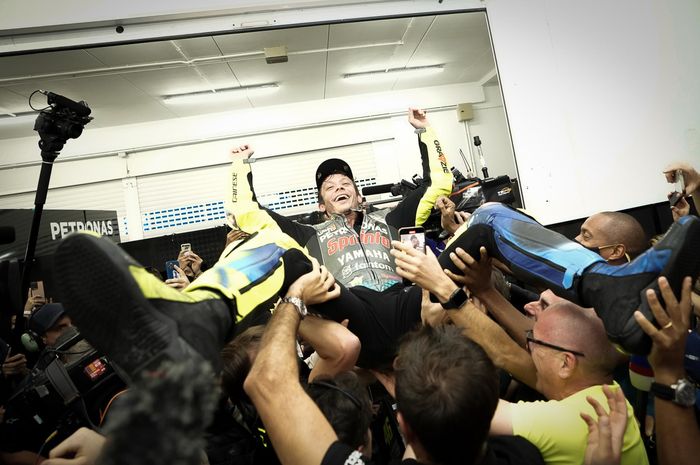 Pembalap Petronas Yamaha SRT, saat merayakan kiprahnya sebagai pembalap MotoGP berakhir seusai balapan GP Valencia di Sirkuit Ricardo Tormo, Minggu (14/11/2021).